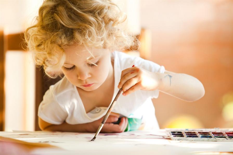 Krippenkind malt - Kunst und Gestalten im Haus der Kinder im Spessart