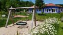 Nestschaukel und Margeriten im Garten des Haus der Kinder im Spessart