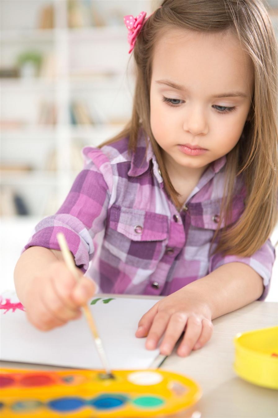 Mädchen malt mit Wasserfarben im Haus der Kinder